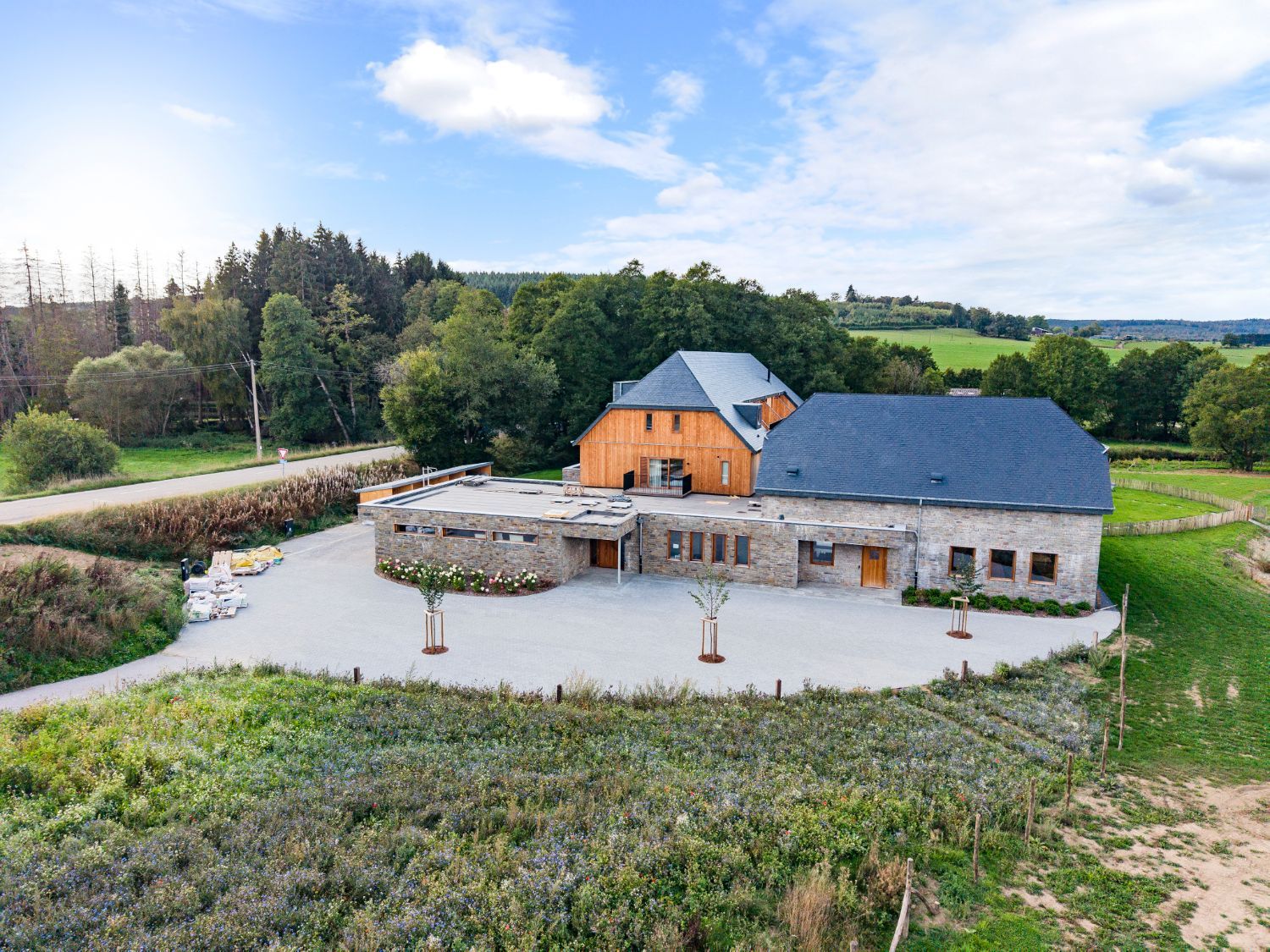 La Maison d'Orti vue du ciel, avec la cour et les massifs de fleurs