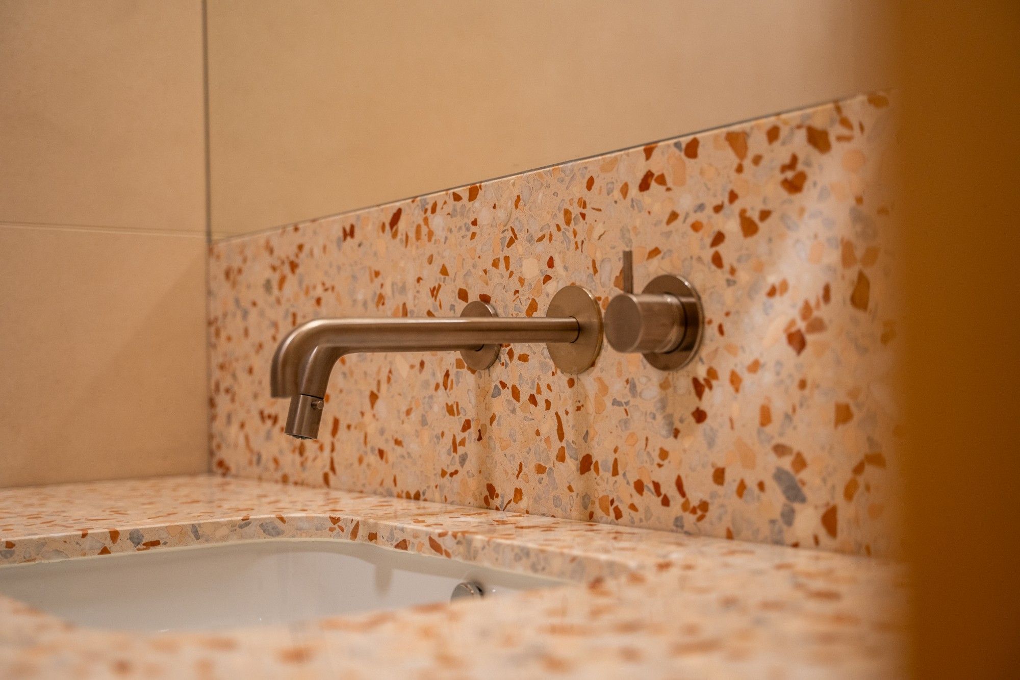 Lavabo en terrazzo et robinetterie en inox