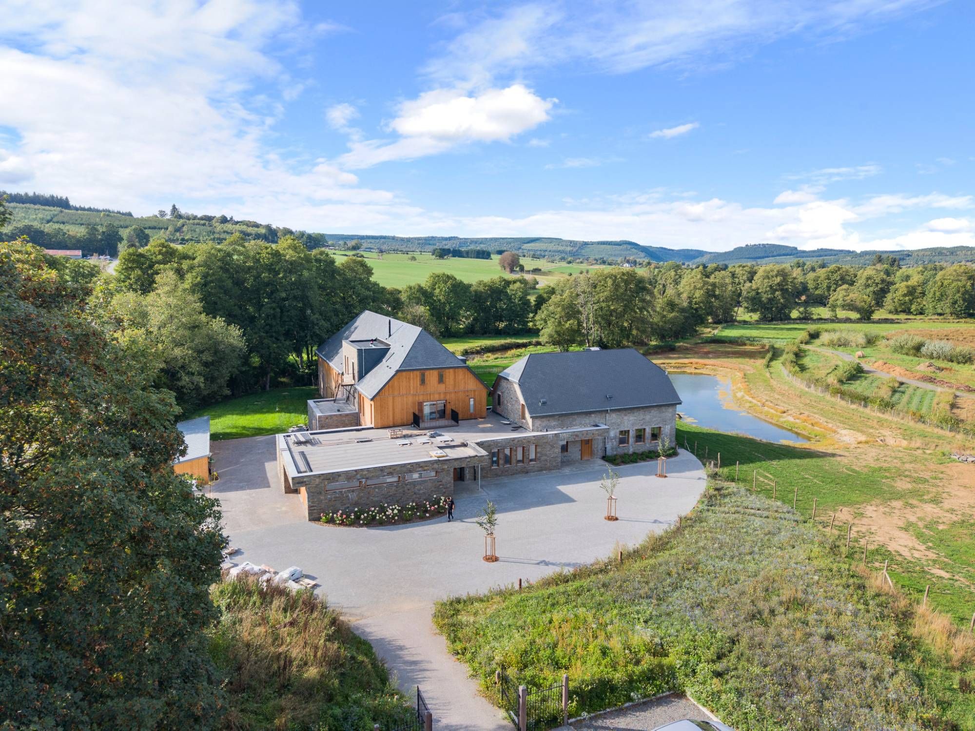La maison, la cour et l'étang vus du ciel