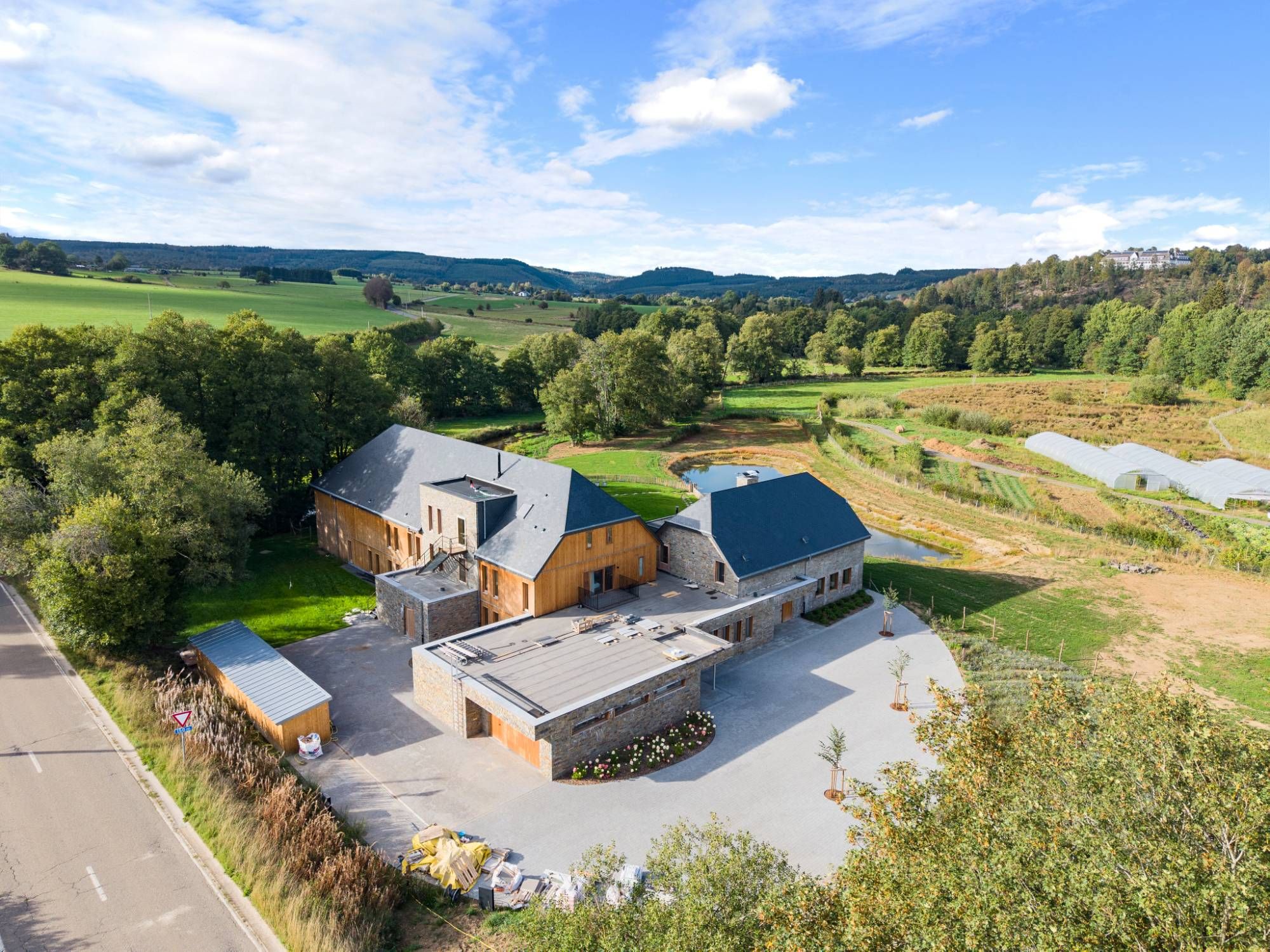 Le site d'Orti avec la maison, l'étang et les serres du potager