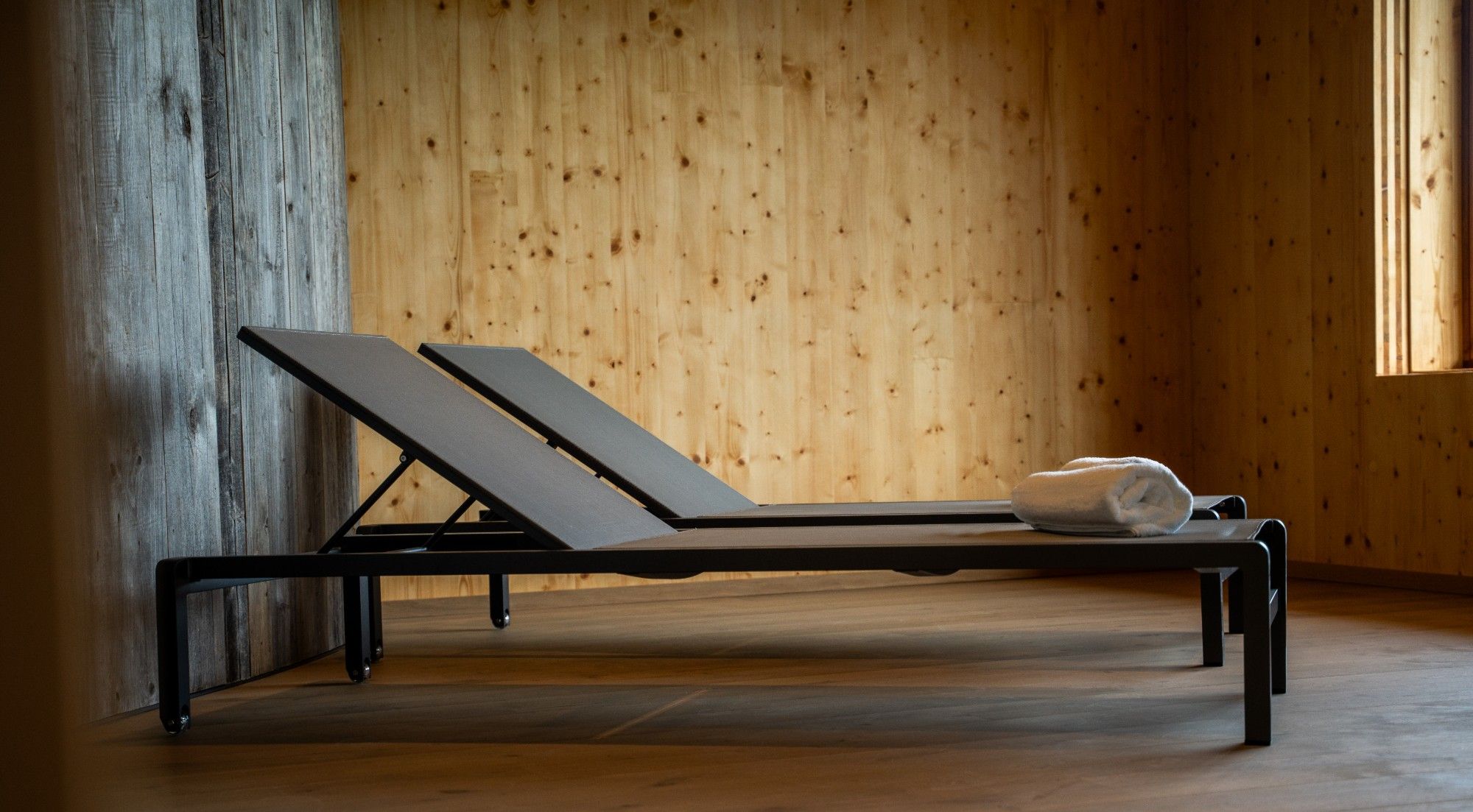 Transats et serviette dans l'espace de détente en bois
